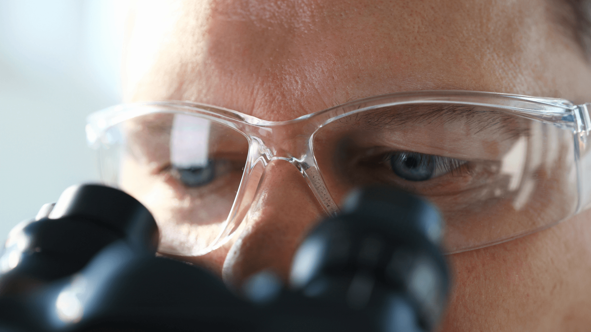 Forskare vid mikroskop.