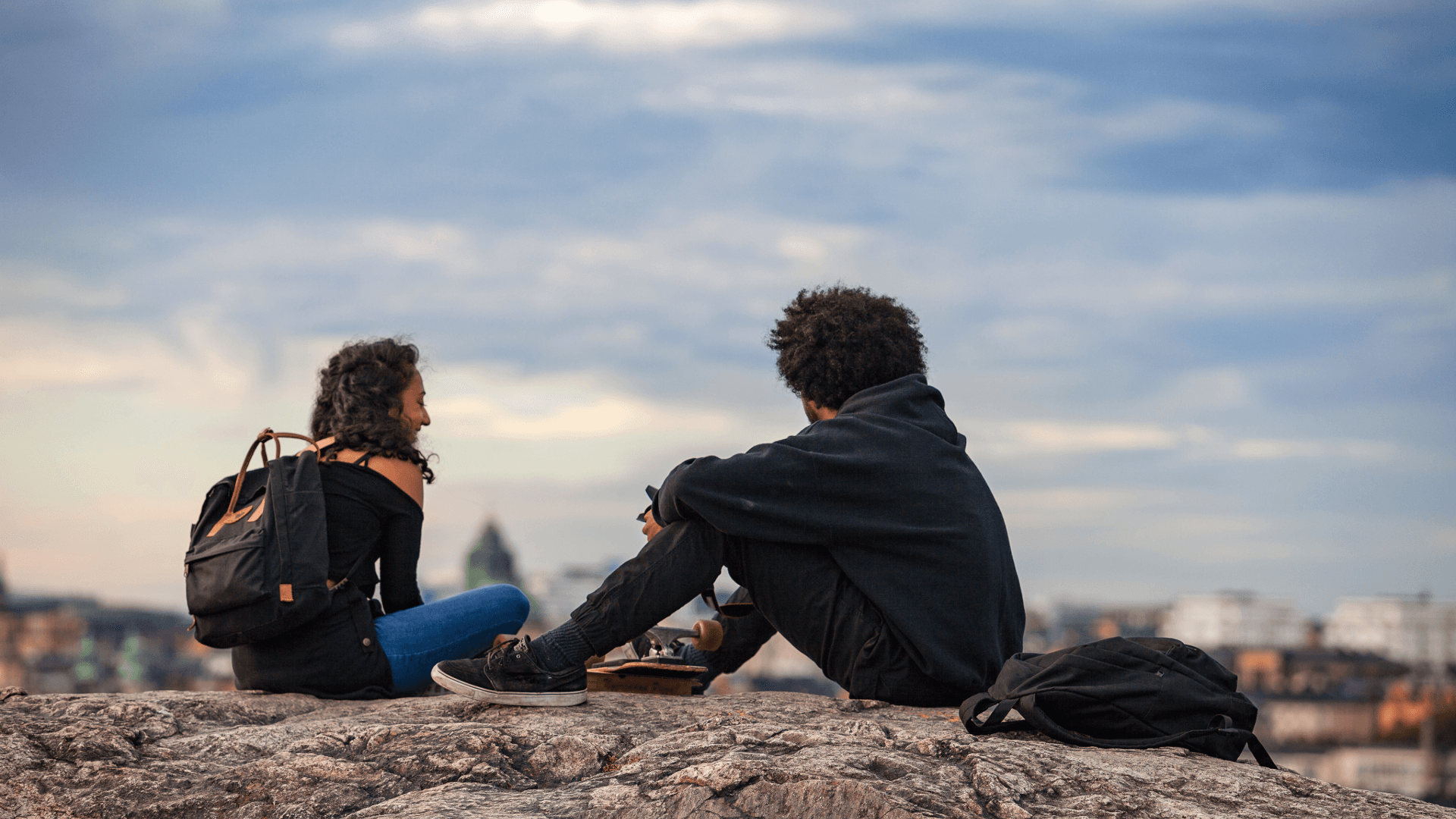 Ungdomar pratar på en klippa.