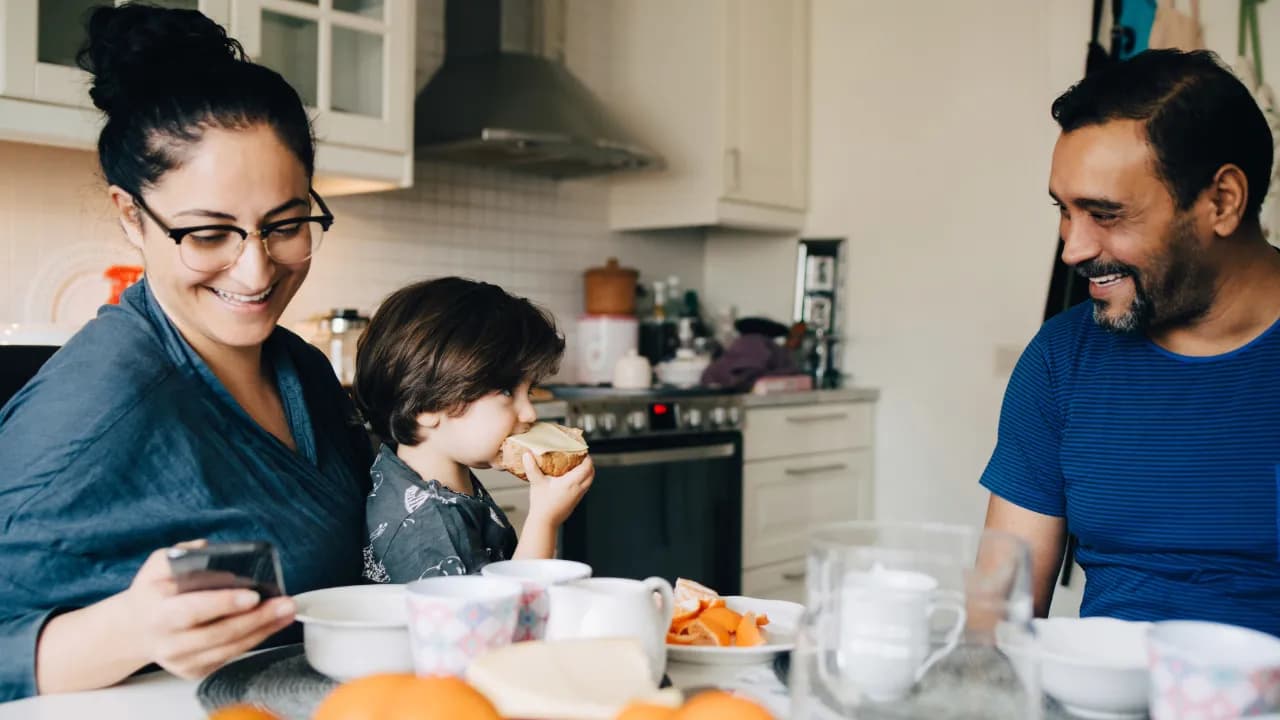 Familj äter frukost.