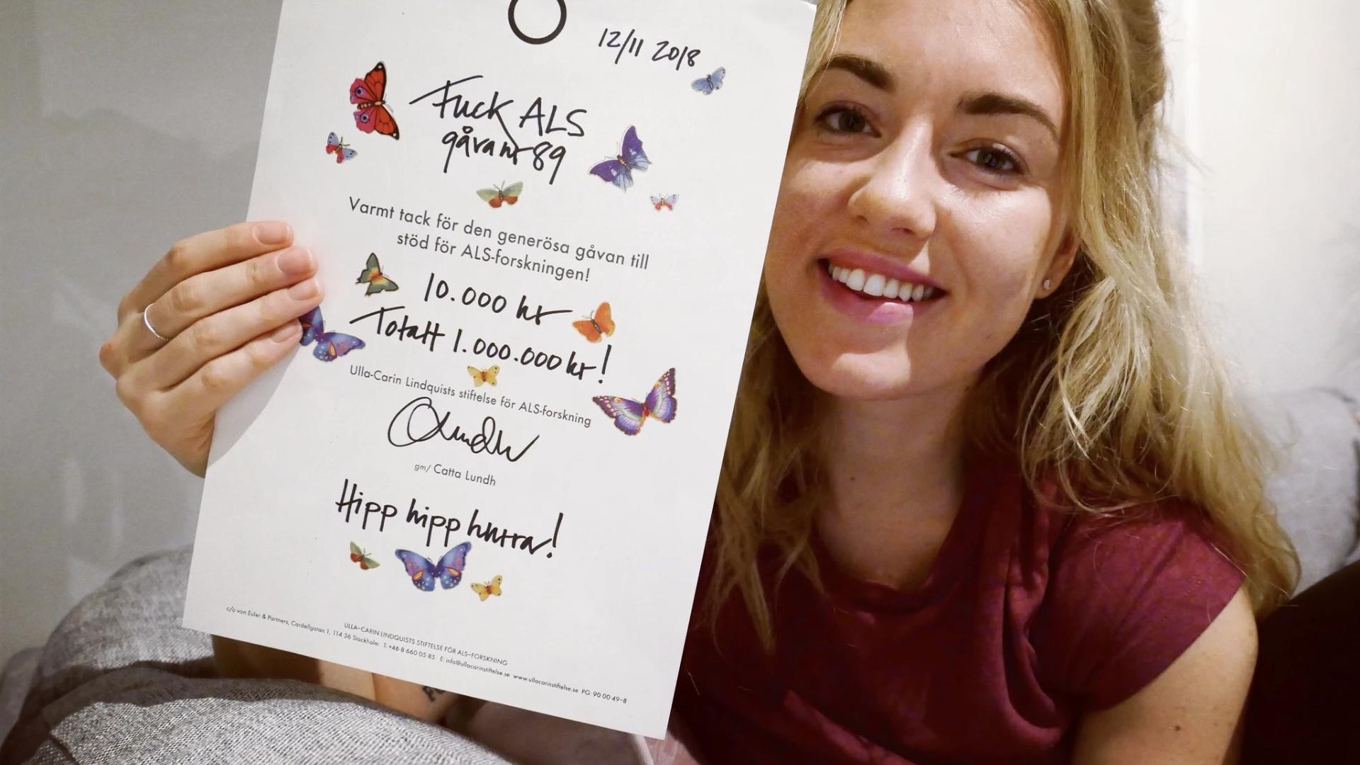 Gabriella med diplomet för 1 miljon kronor insamlat.